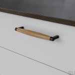 10210130--Uchwyt-meblowy-Podłużny-Hjo-192-Czarny-Mat-z-Drewnem-Dębowym-Twentytwo-Skandynawskie-Uchwyty_1