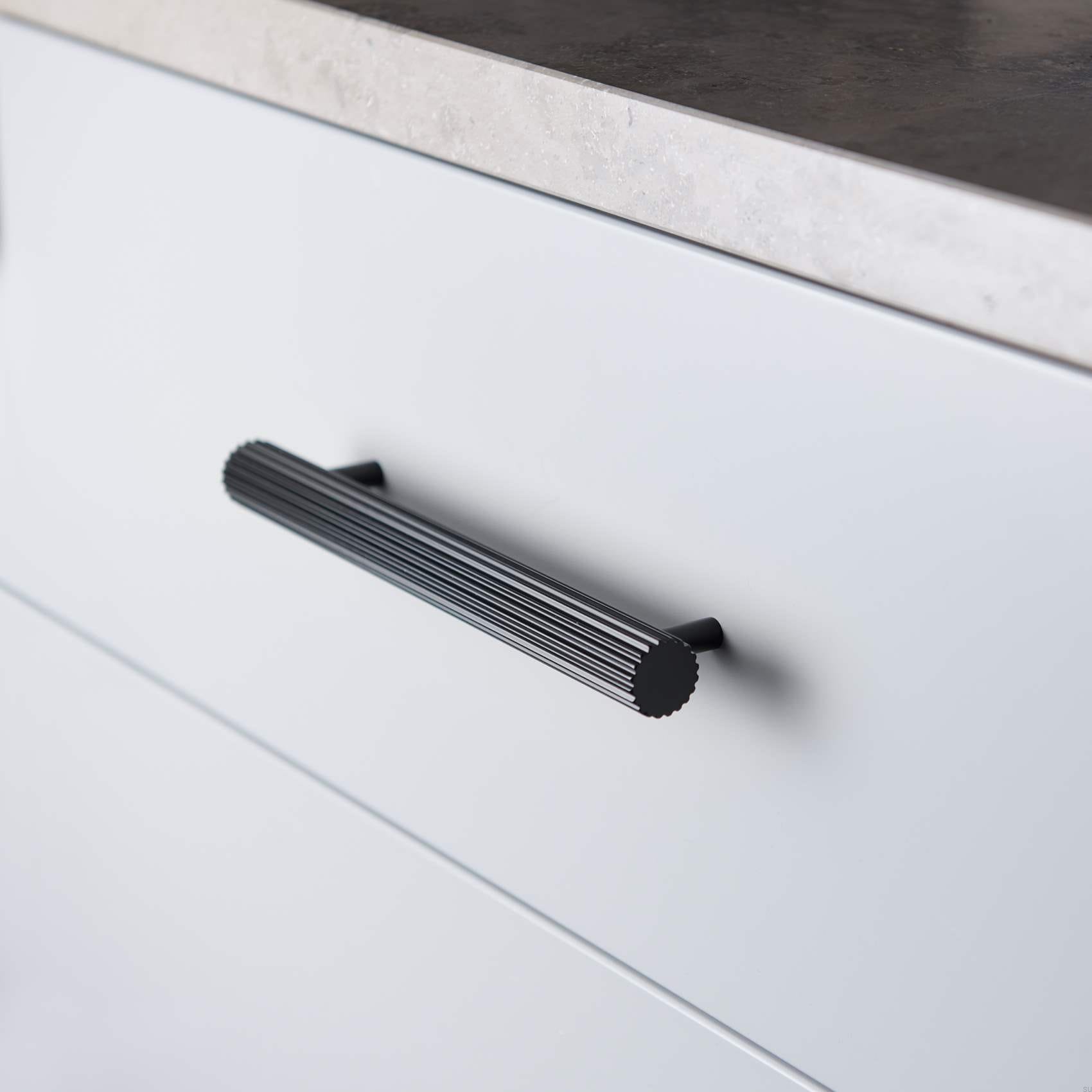 908614--Uchwyt-meblowy-podłużny-Smogen-160-Metalowy-Czarny-Mat-Theofils-Skandynawskie-Uchwyty_1