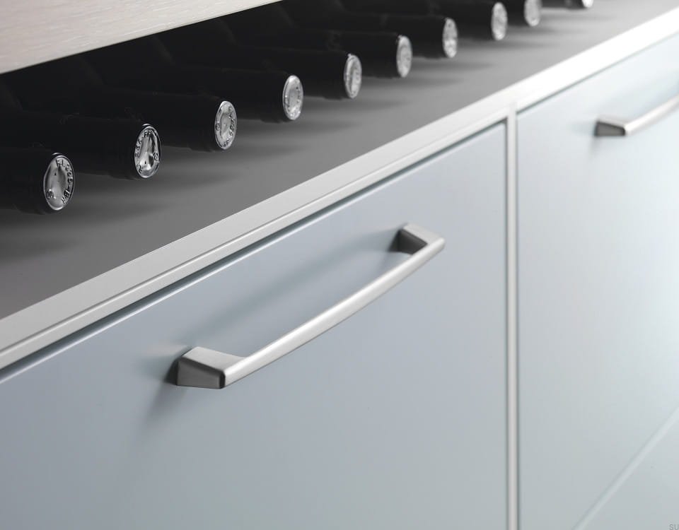 Zdjęcie przedstawia uchwyt meblowy podłużny na meblu z serii Car od Beslag Design