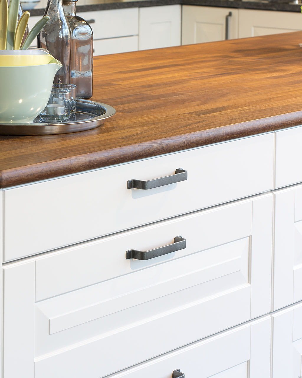 Zdjęcie przedstawia uchwyt meblowy podłużny z serii Rio na meblu od Beslag Design