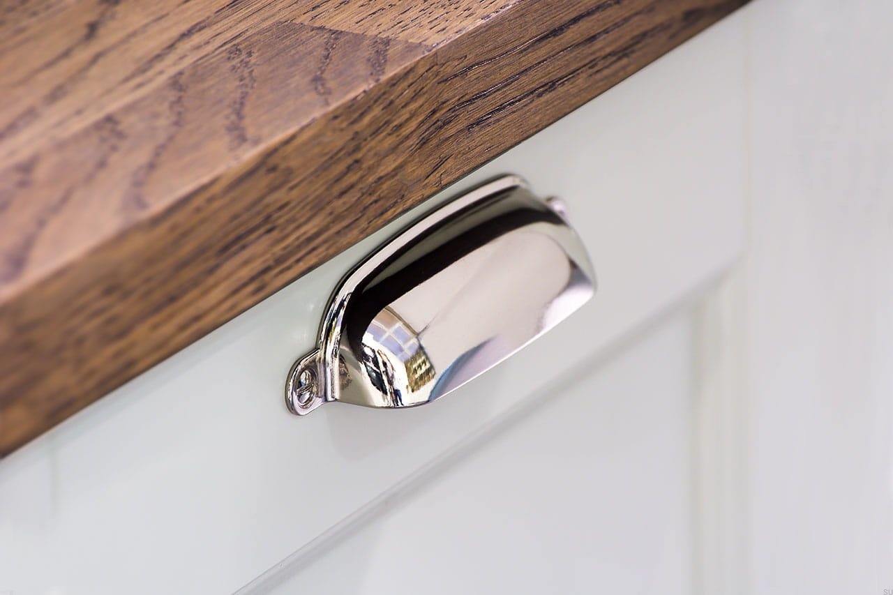 Ukazanie uchwytu na meblu