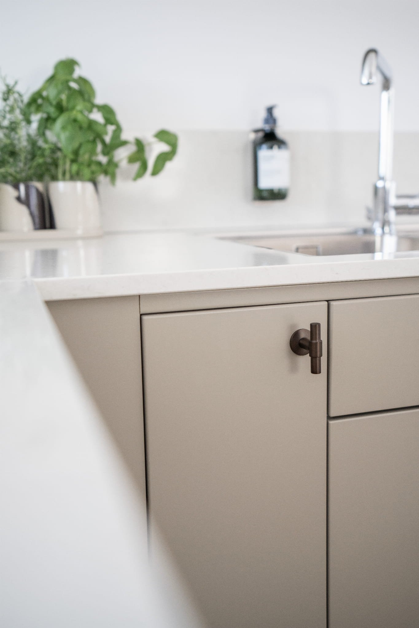 343299-11--Gałka-meblowa-T-Bar-Uniform-Mosiężna-Palona-Beslag-Design-Skandynawskie-Uchwyty_4