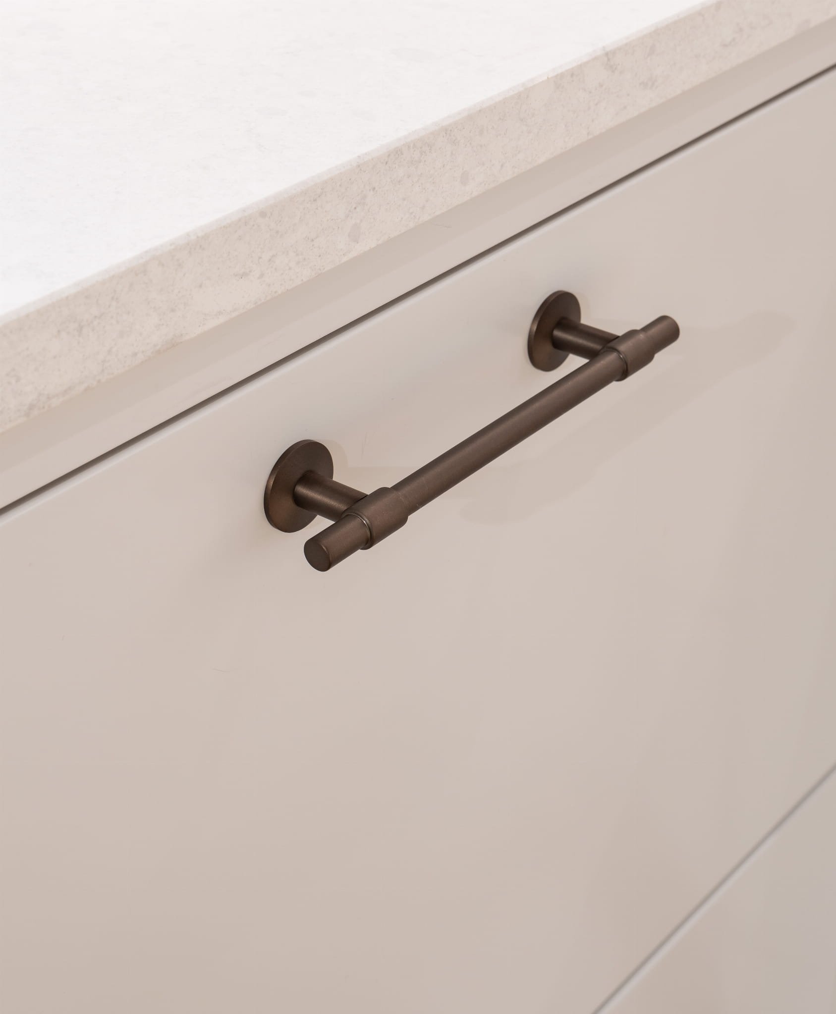 343305-11--Uchwyt-meblowy-podłużny-Uniform-128-Mosiężny-Palony-Beslag-Design-Skandynawskie-Uchwyty_6