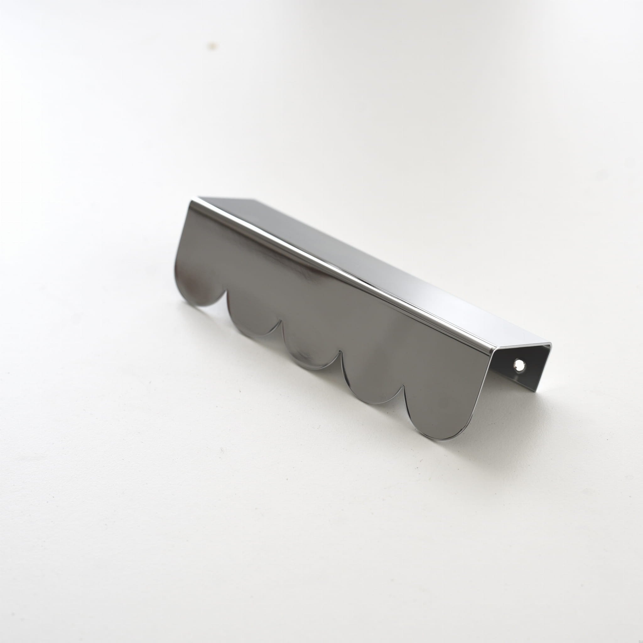 m_164--Uchwyt-meblowy-krawędziowy-Falbana-Mosiężny-Chromowany-Marbelo_skandynawskie-Uchwyty_3