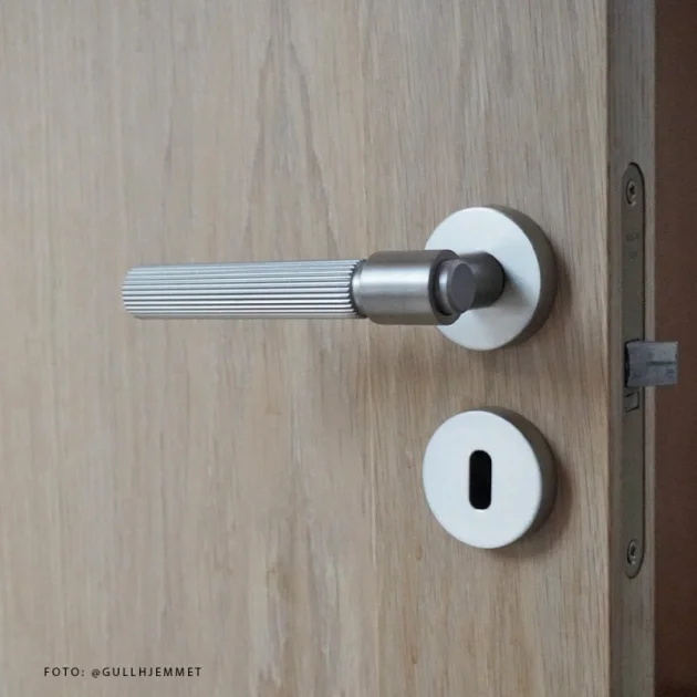 752013-41M--Klamka-do-Drzwi-Helix-Stripe-200-Srebrna-Szczotkowana-Zamek-Modułowy-Beslag-Design-Skandynawskie-Uchwyty_6