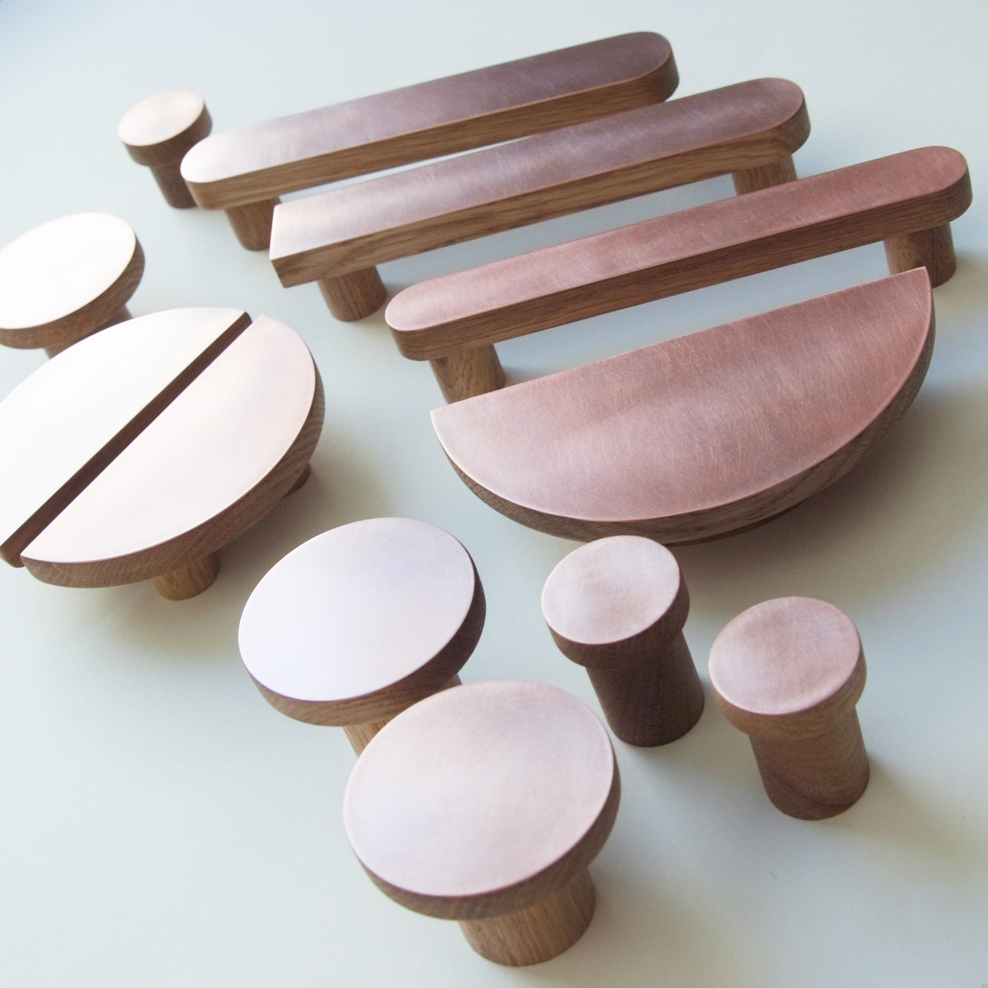 M_3-0-0-2--Uchwyt-meblowy-podłużny-Copper-Round-Drewniany-Dębowy-z-Miedzią-Szczotkowaną-Nielakierowaną-Dot-MAnufacture-Skandynawskie-Uchwyty_5