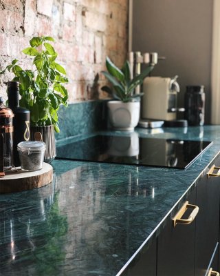 Elongated furniture handle with Helix 160 Gold washer