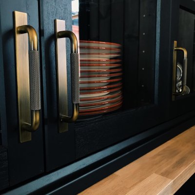 Elongated furniture handle with a Helix 160 washer, Antique Bronze