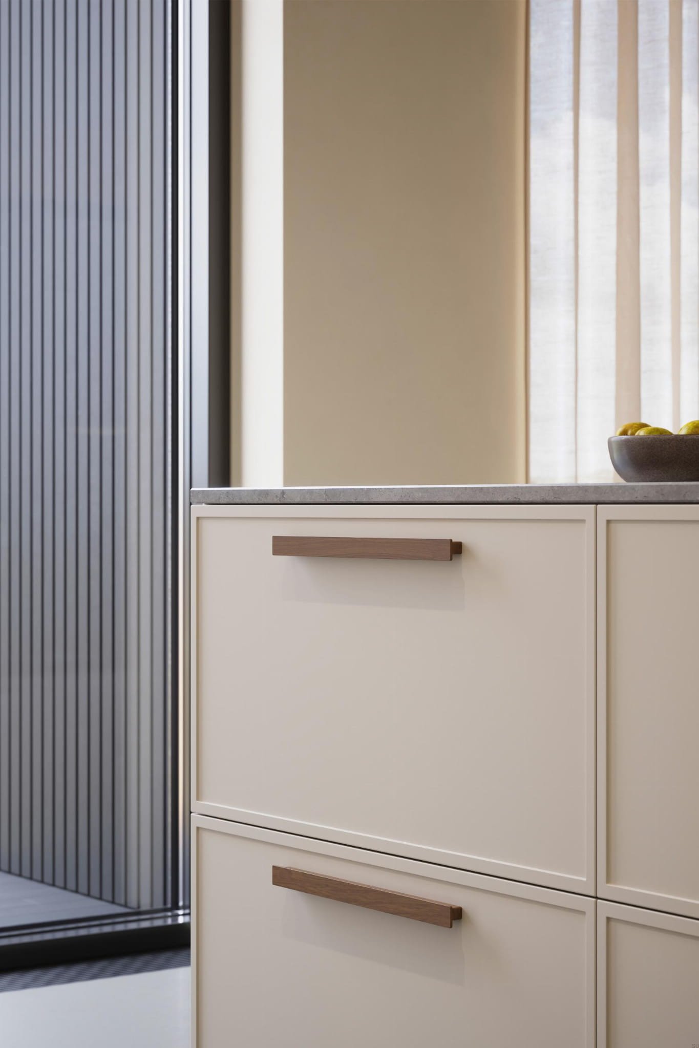 108220032-292--Uchwyt-meblowy-podłużny-Shelter-32-Drewniany-Orzech-Włoski-Furnipart-Skandynawskie-Uchwyty_2