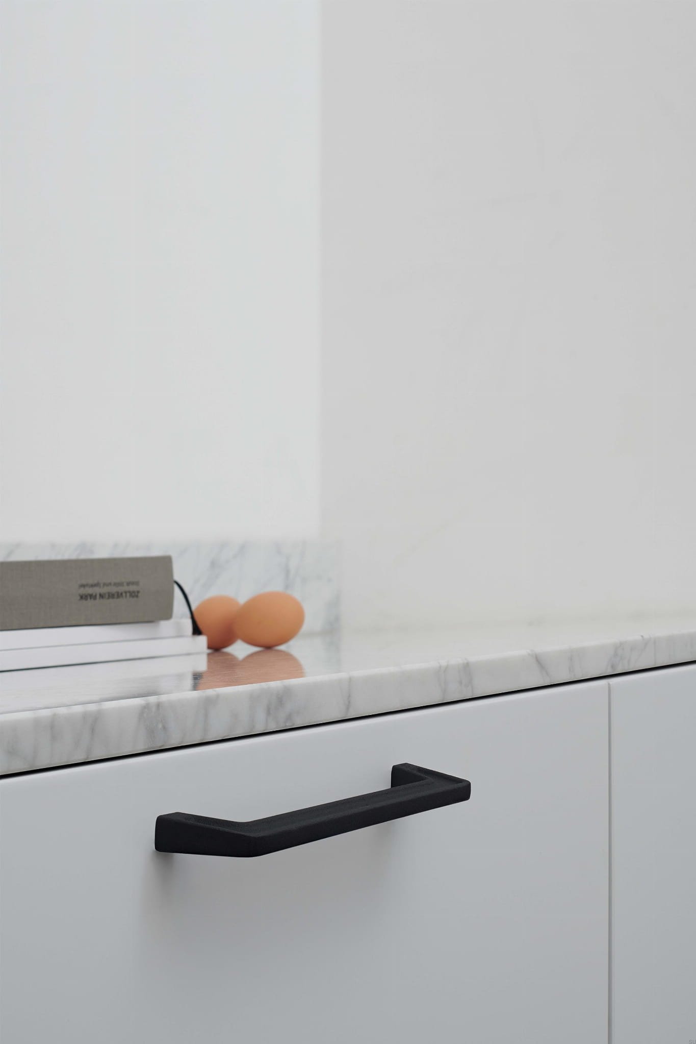 300060160-9005--Uchwyt-meblowy-podłużny-Pagoda-160-Żeliwny-Czarny-Mat-Furnipart-Skandynawskie-Uchwyty_1