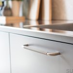 Uchwyt podłużny Helix, stal nierdzewna, na meblu