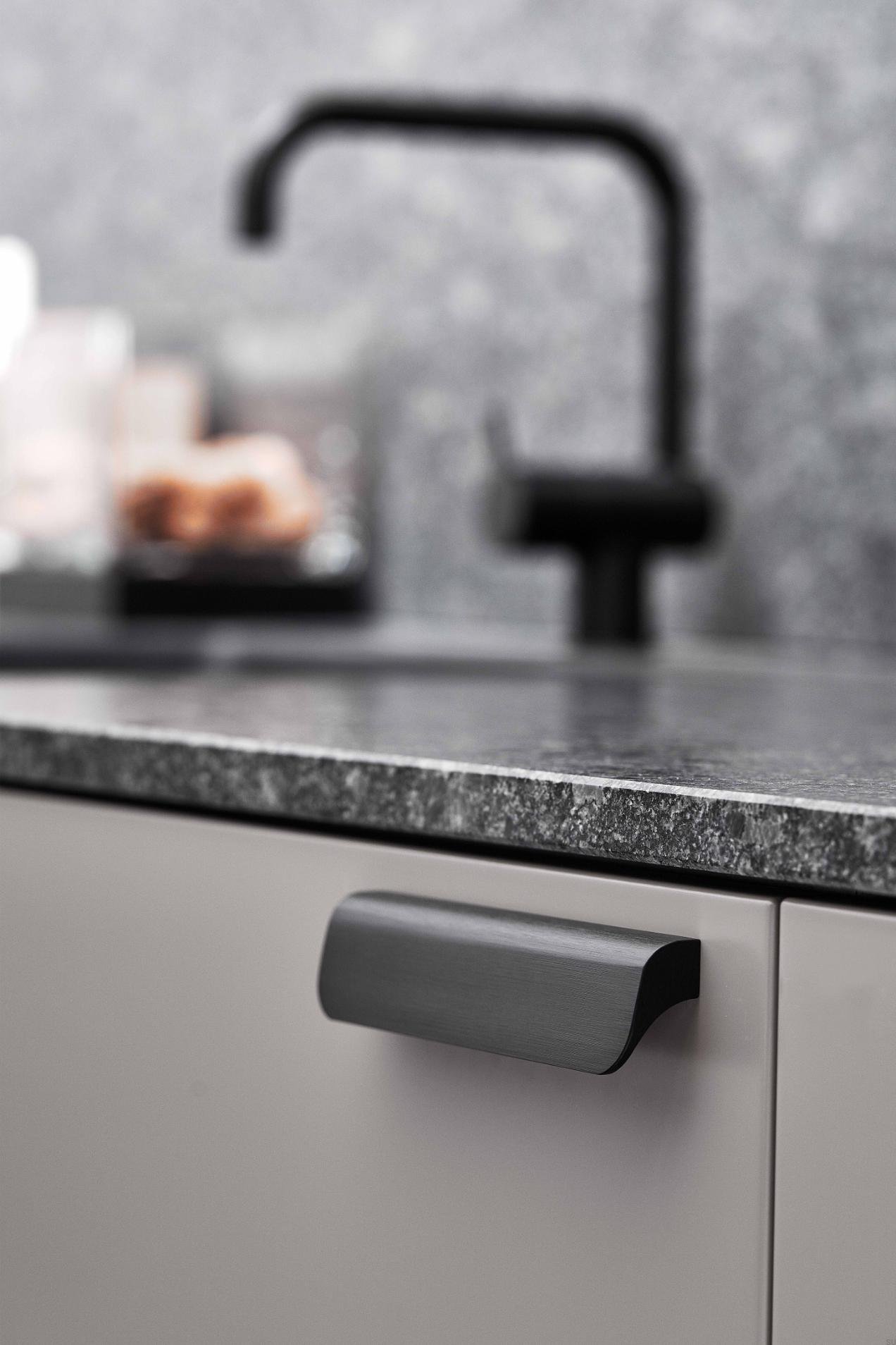 434320224-76--Uchwyt-meblowy-podłużny-Fall-224-Aluminiowy-Czarny-Mat-Szczotkowany-Furnipart-Skandynawskie-Uchwyty_2