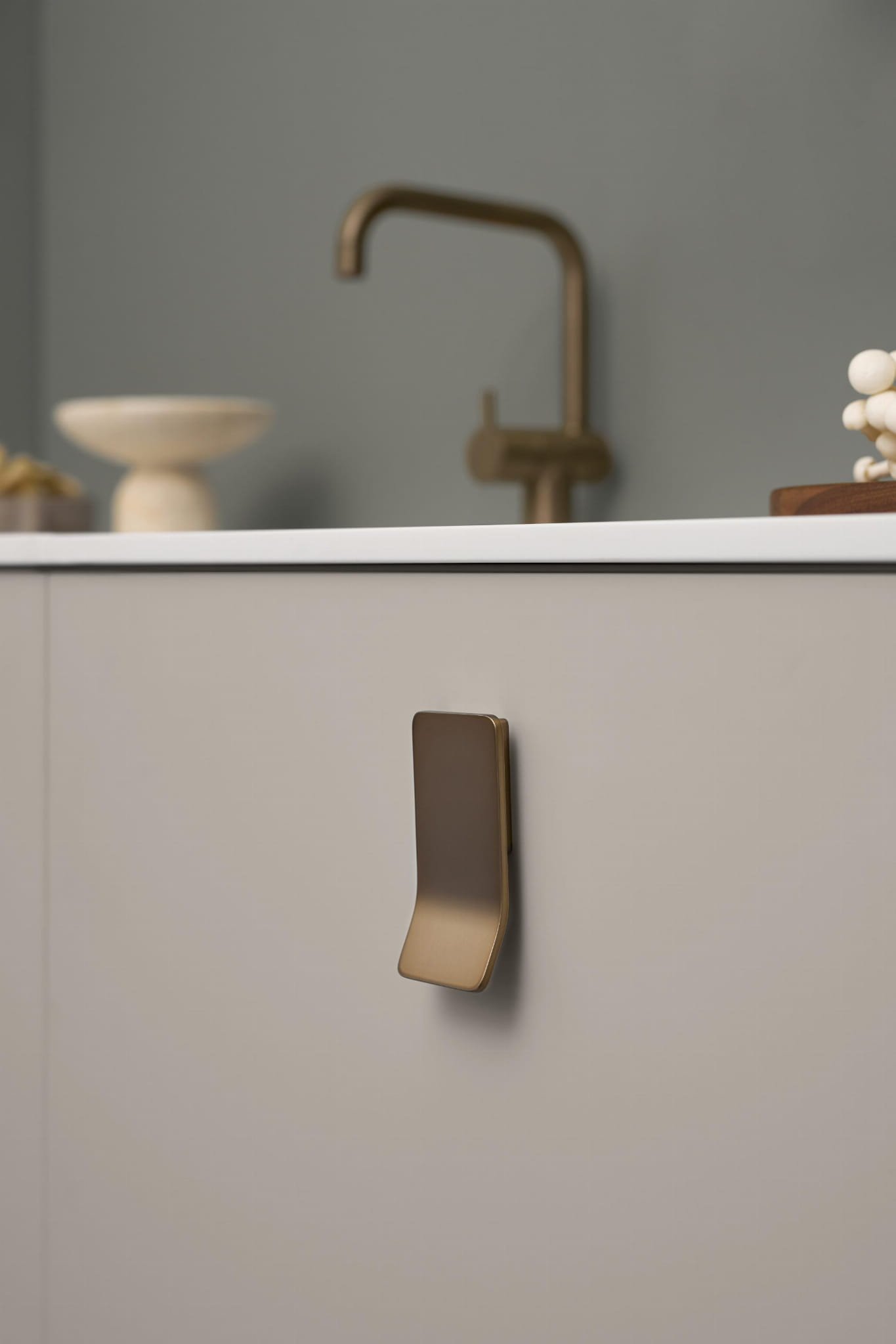 555430032-32--Uchwyt-meblowy-podłużny-Leaf-32-Metalowy-Złoty-Szczotkowany-Furnipart-Skandynawskie-Uchwyty_2