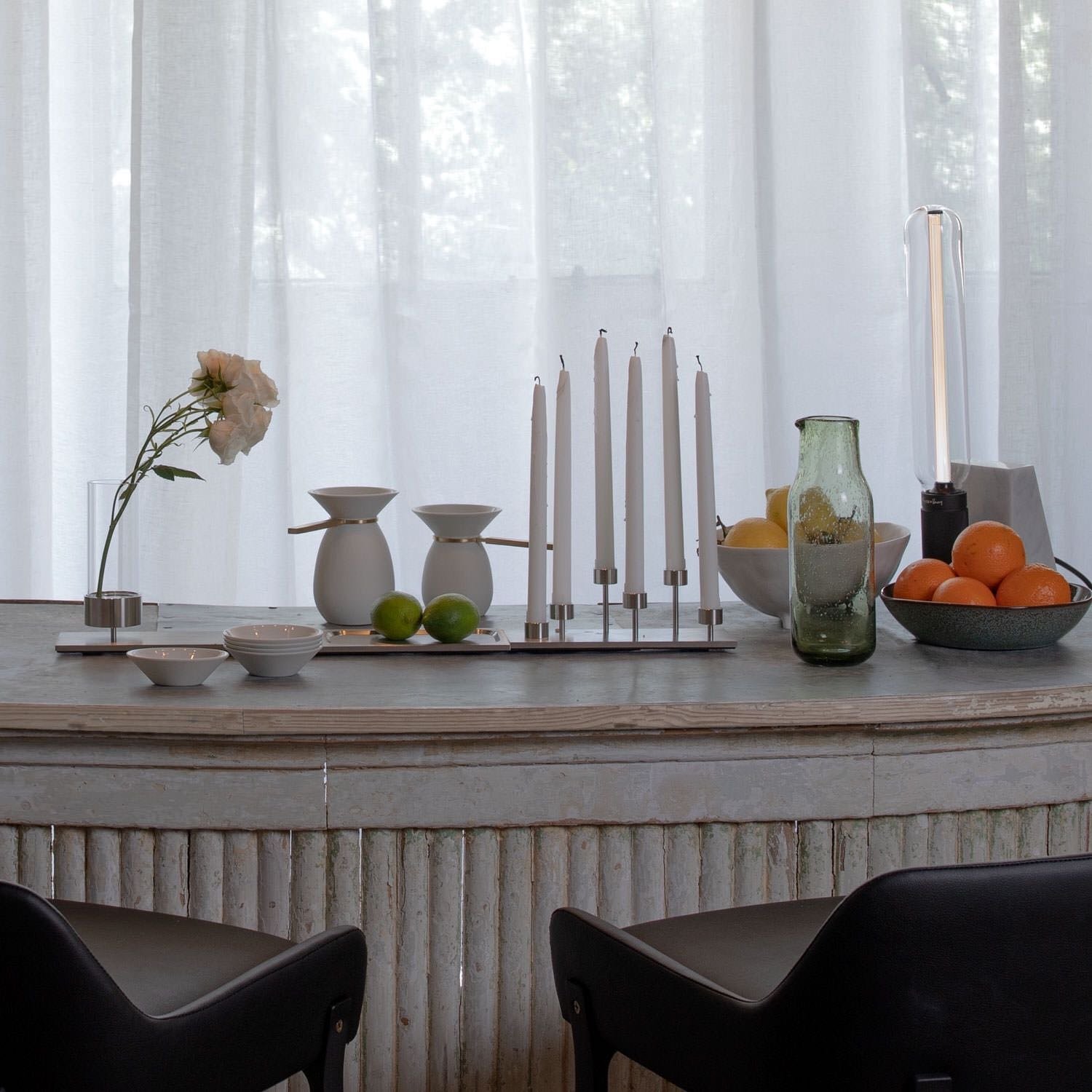 Zdjecie mosieznego  swiecznika od Buster and Punch we wnetrzu