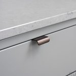 343449-11--Uchwyt-meblowy-krawędziowy-Lip-40-Mosiężny-Brązowy-Beslag-Design-Skandynawskie-Uchwyty_2