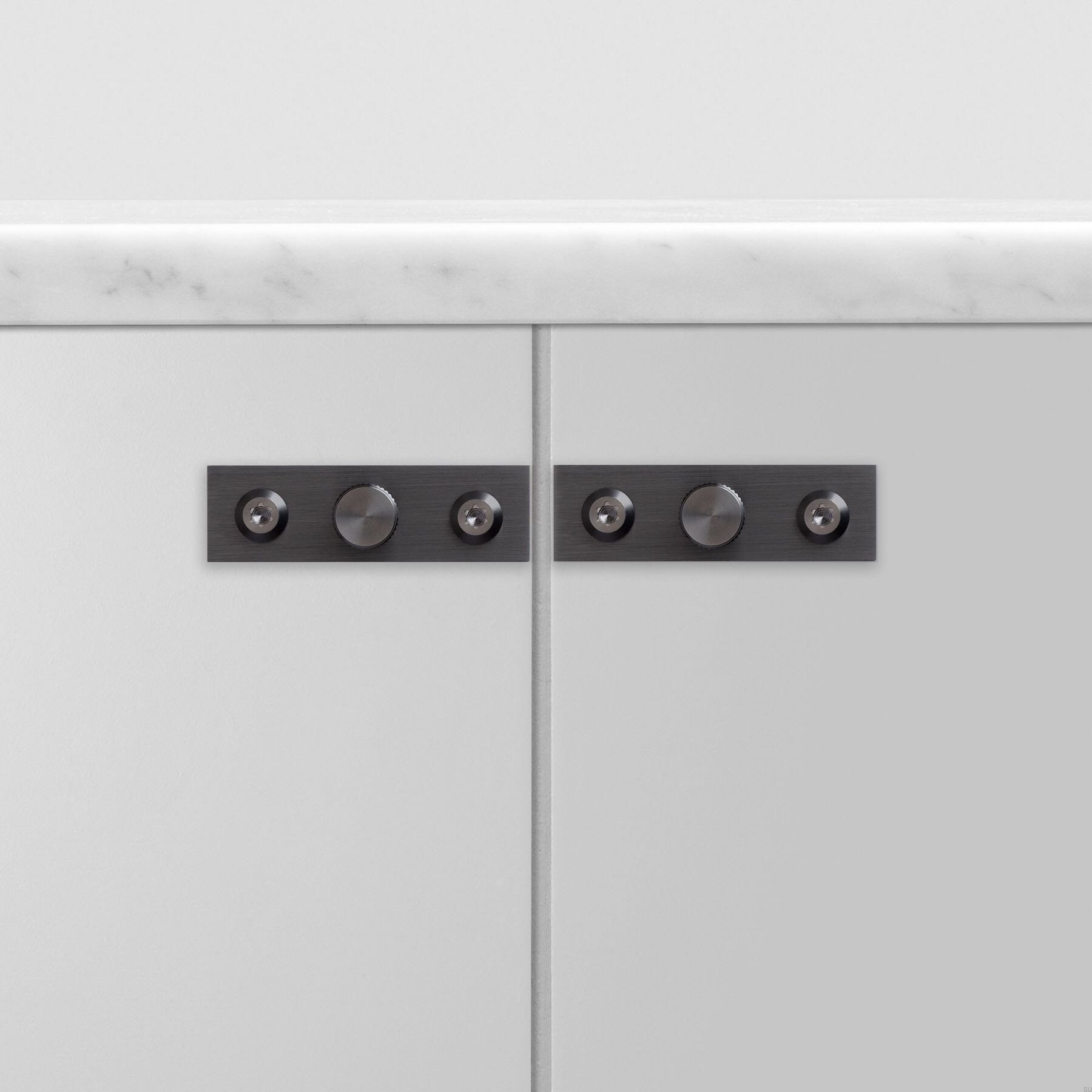 Zdjecie galki Linear Plate Gun metal na meblu