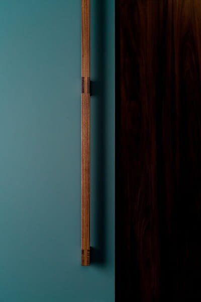 0695960W17--Uchwyt-meblowy-podłużny-Hako-960-Drewniany-Orzech-Włoski-Viefe-Skandynawskie-Uchwyty_2