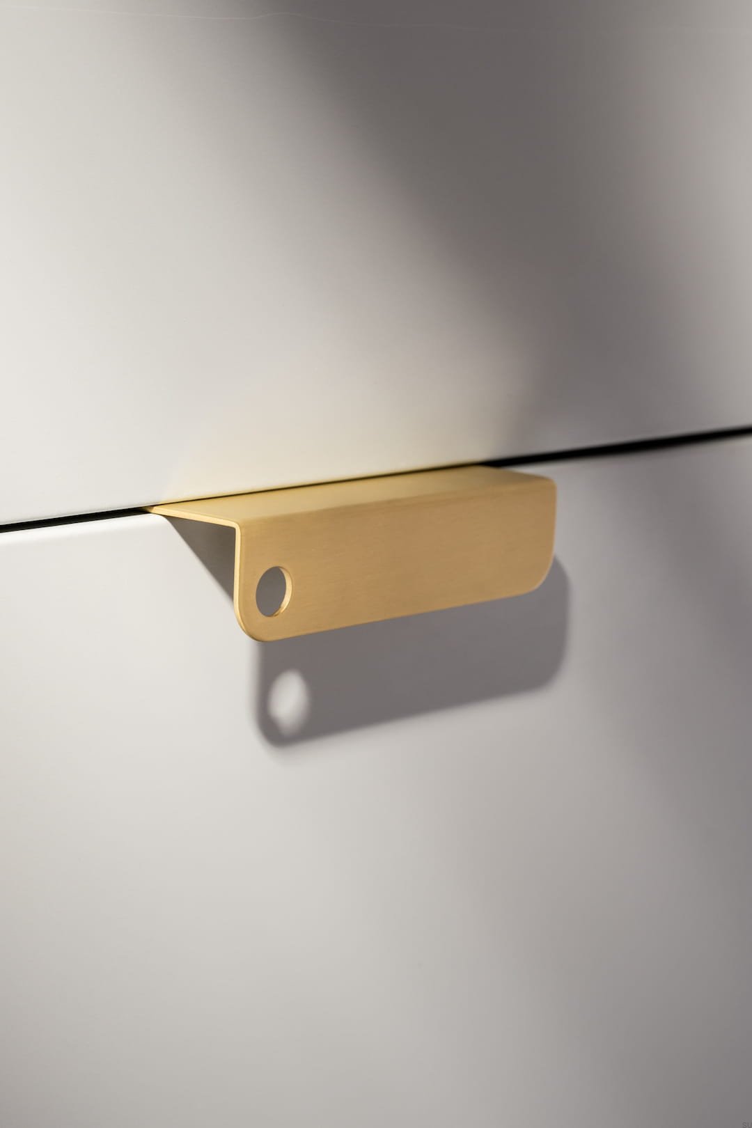 U.16.1.M--Uchwyt-meblowy-krawędziowy-Edit-O-Matt-100-Mosiężny-Szczotkowany-Open&Hide-Skandynawskie-Uchwyty_2