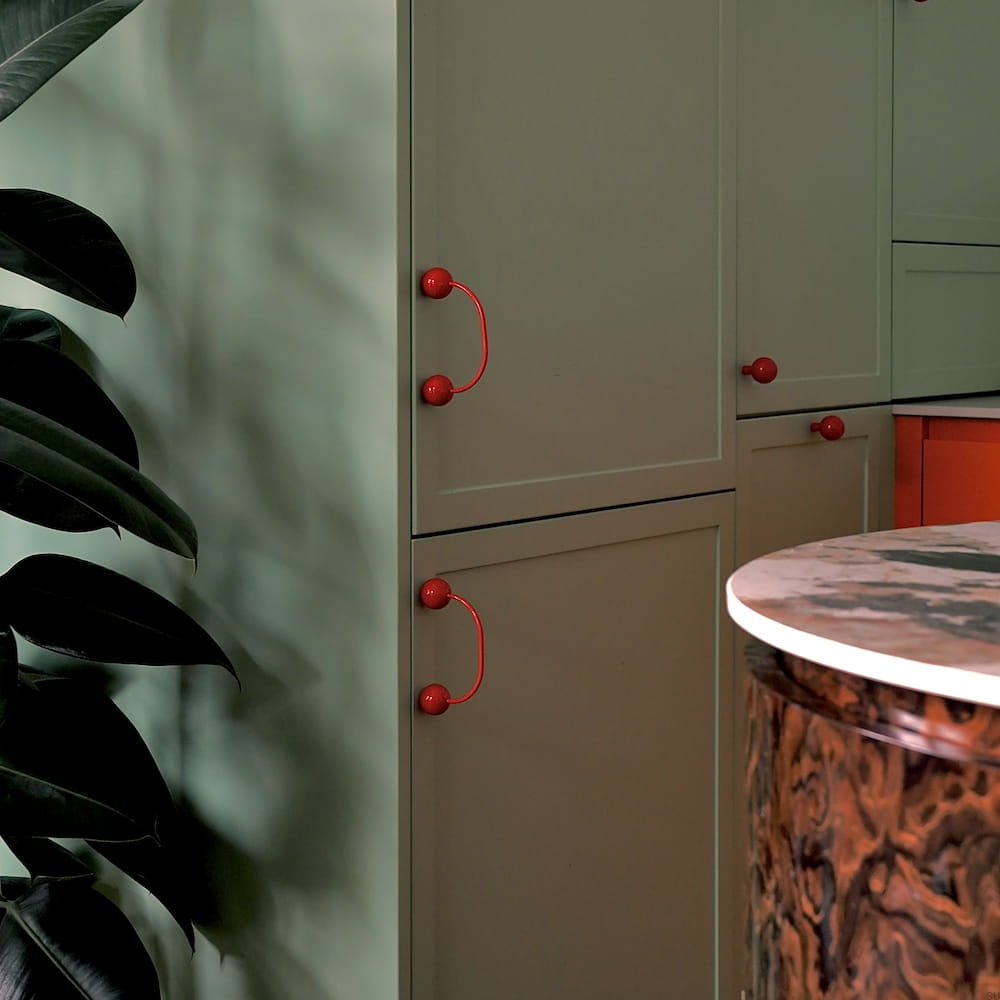 m_171--Uchwyt-meblowy-podłużny-Marbelo-96-Mosiężny-Czerwony-Marbelo-Skandynawskie-Uchwyty_3