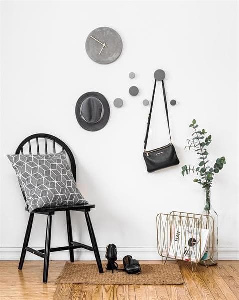 Zdjecie galki 1005 small ciemnoszarej na scianie jako wieszak