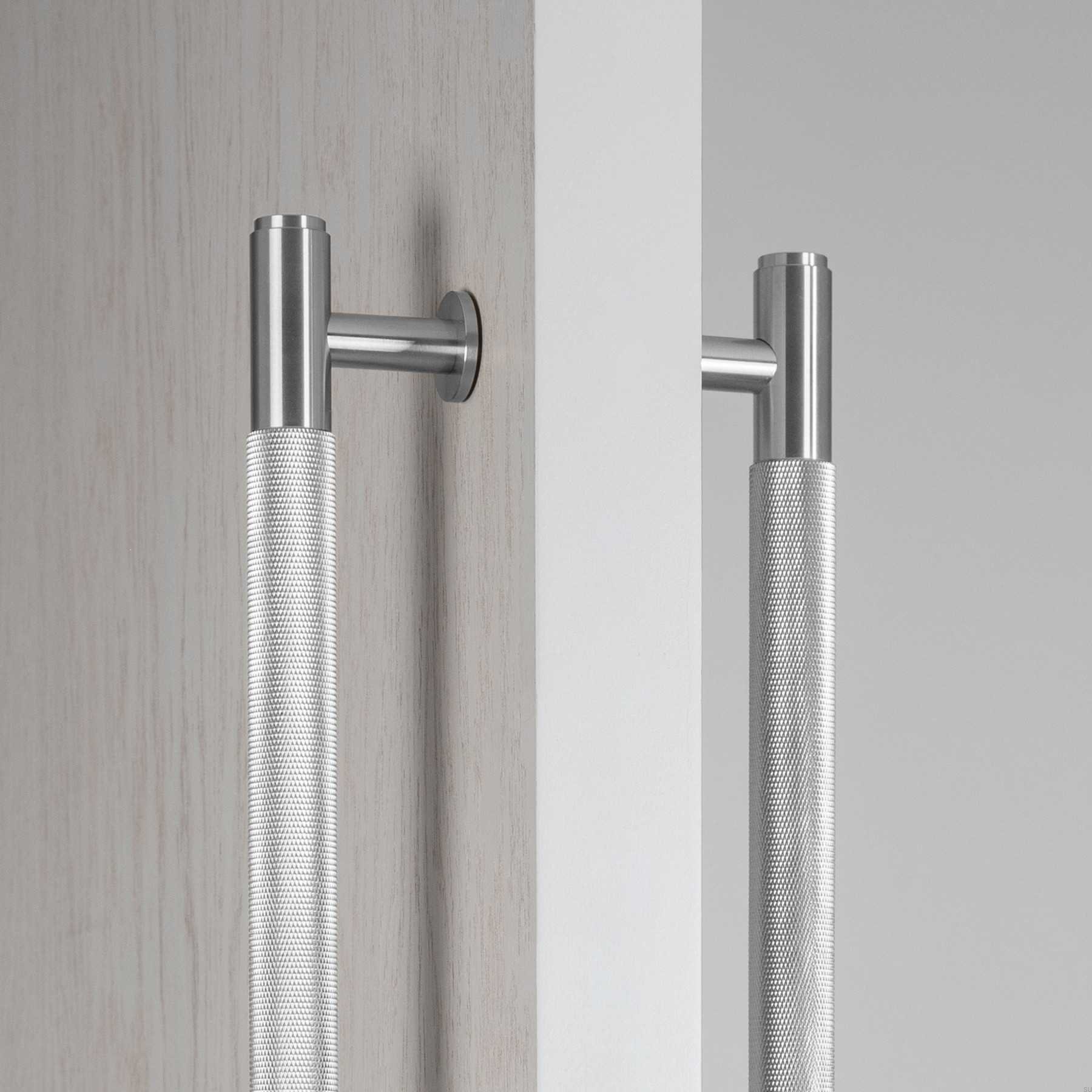 Uchwyt meblowy PULL BAR Double-sided stalowy na drewnianych drzwiach