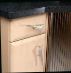 Zdjecie uchwytu podluznego 1249 srebrnego na meblu