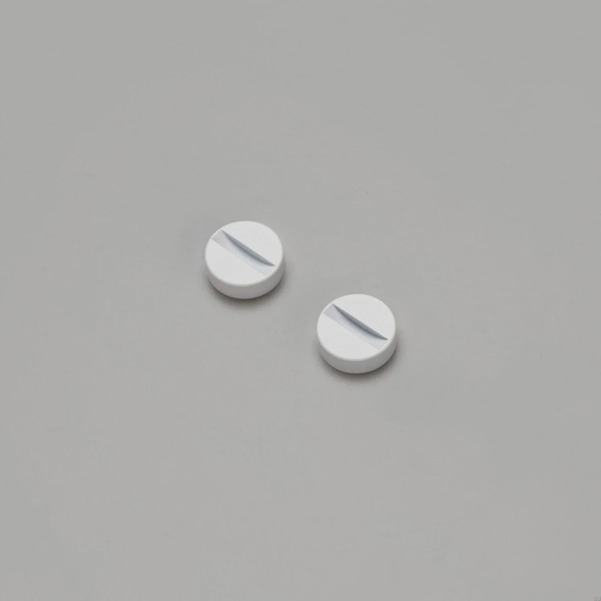 PDK-143748--Zestaw-dekoracyjny-do-ramki-Coin-Caps-Biały-2-szt-Buster-+-Punch-Skandynawskie-Uchwyty_1