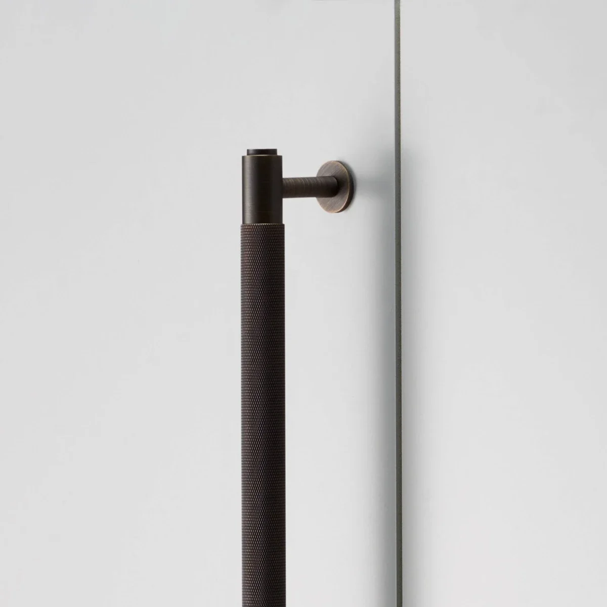 UCB-453947--Uchwyt-meblowy-Closet-Bar-Cross-Palony-Brąz-Skandynawskie-Uchwyty_2