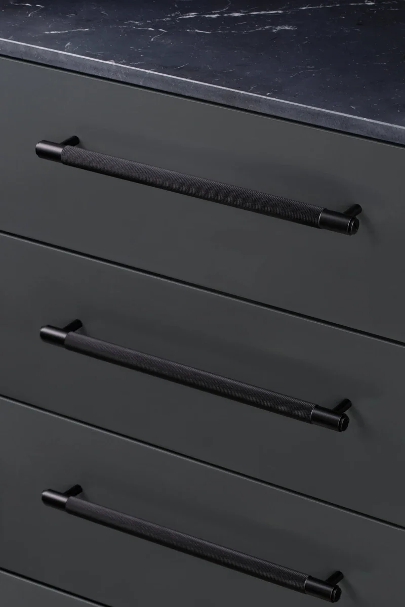 UPB-023961--Uchwyt-meblowy-podłużny-Pull-Bar-Cross-Large-Czarny-Skandynawskie-Uchwyty_5