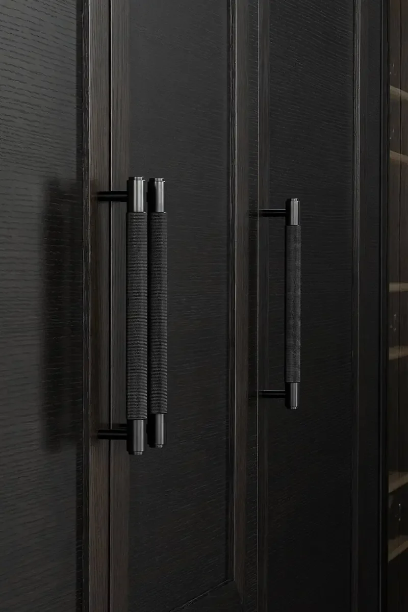 UPB-024569--Uchwyt-meblowy-podłużny-Pull-Bar-Cross-Medium-Czarny-Skandynawskie-Uchwyty_3