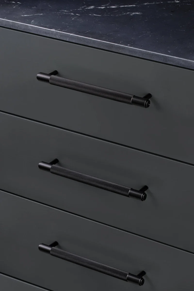 UPB-024569--Uchwyt-meblowy-podłużny-Pull-Bar-Cross-Medium-Czarny-Skandynawskie-Uchwyty_5