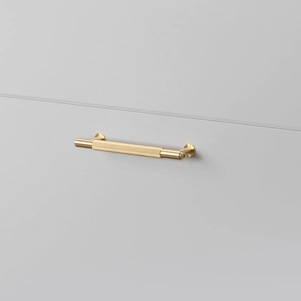 UPB-054566--Uchwyt-meblowy-podłużny-Pull-Bar-Linear-Small-Mosiądz-Skandynawskie-Uchwyty_1