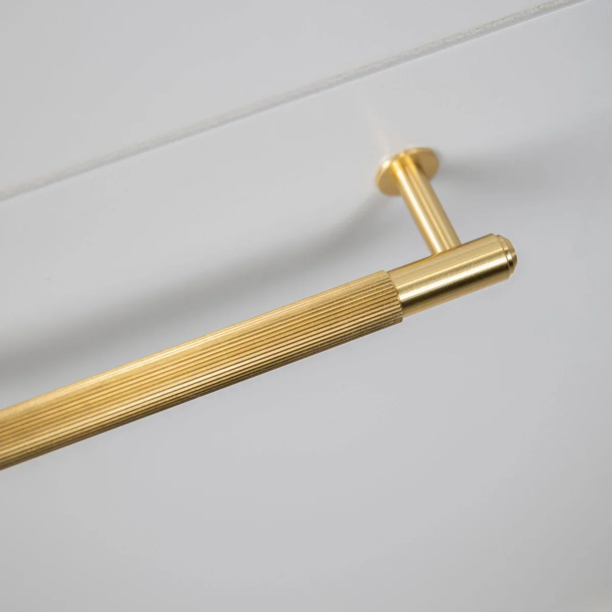 UPB-054574--Uchwyt-meblowy-podłużny-Pull-Bar-Linear-Medium-Mosiądz-Skandynawskie-Uchwyty_3