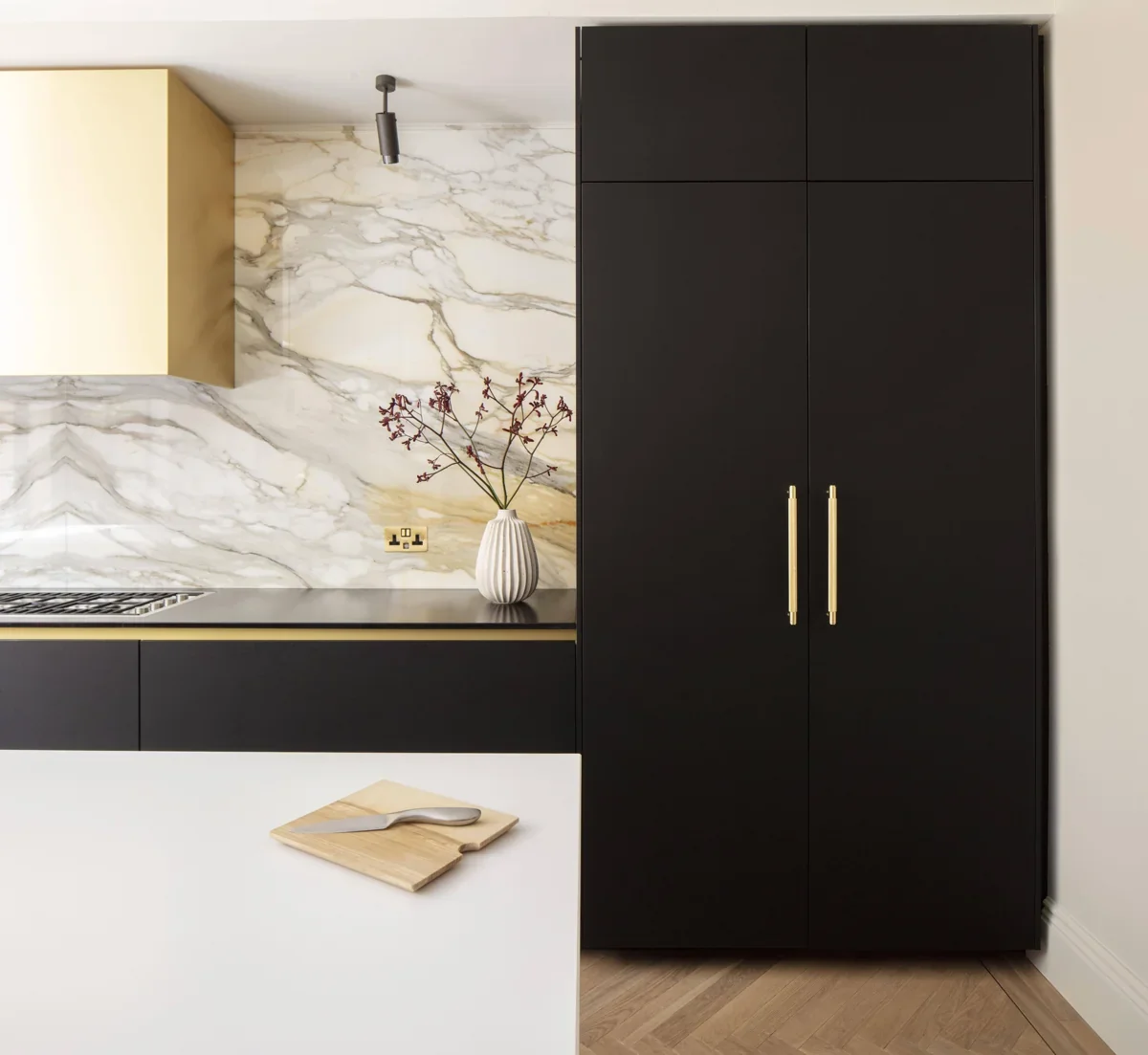 UPB-054575--Uchwyt-meblowy-podłużny-Pull-Bar-Cross-Medium-Mosiądz-Skandynawskie-Uchwyty_5