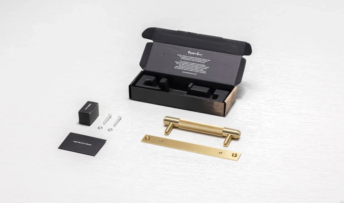 UPB-054578--Uchwyt-meblowy-podłużny-z-podkładką-Pull-Bar-Cross-Small-Mosiężny-Buster-+-Punch-Skandynawskie-Uchwyty_7