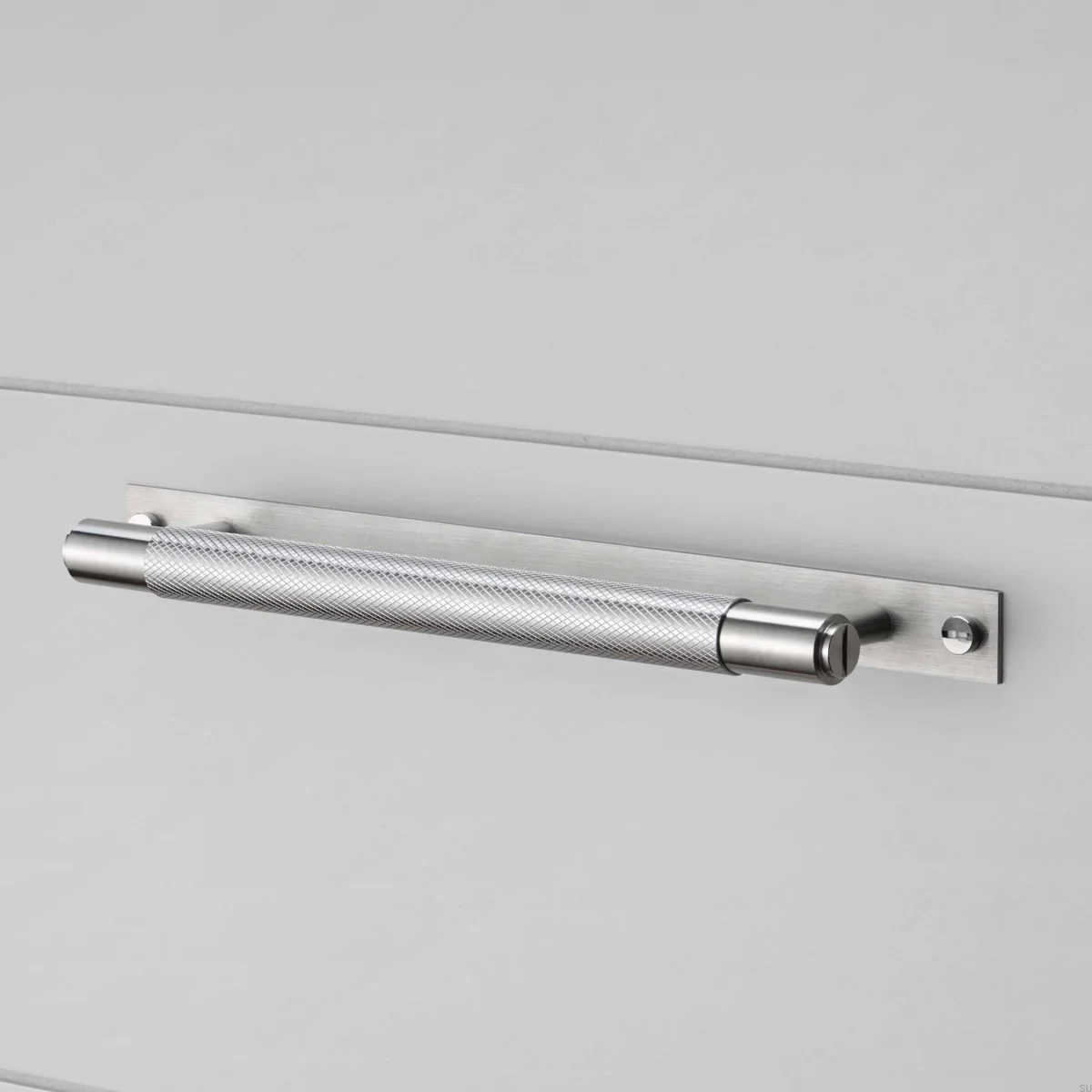 UPB-073989--Uchwyt-meblowy-podłużny-z-podkładką-Pull-Bar-Cross-Small-Srebrny-Buster-+-Punch-Skandynawskie-Uchwyty_1