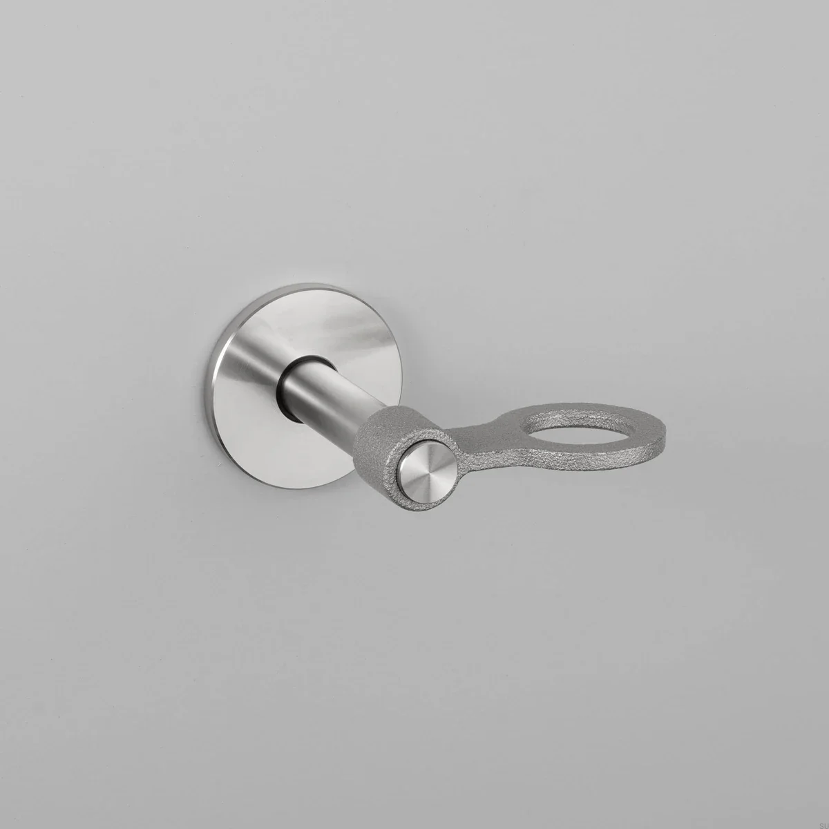 USP-074305--Uchwyt-na-pojemnik-z-mydłem-Pojedynczy-Cast-Srebrny-Buster-+-Punch-Skandynawskie-Uchwyty_1