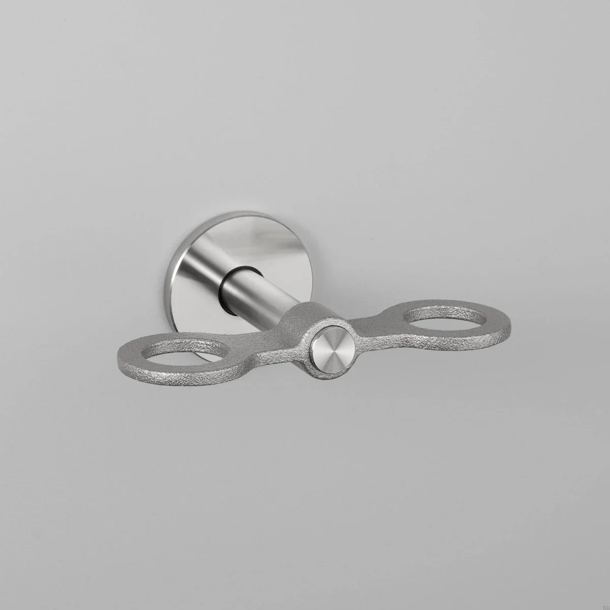 USP-074308--Uchwyt-na-pojemnik-z-mydłem-Podwójny-Cast-Srebrny-Buster-+-Punch-Skandynawskie-Uchwyty_1