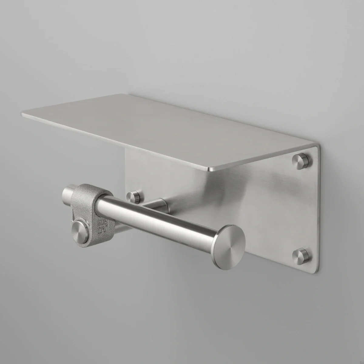 UTA-054319--Uchwyt-na-papier-toaletowy-Cast-Srebrny-z-półką-Buster-+-Punch-Skandynawskie-Uchwyty_3