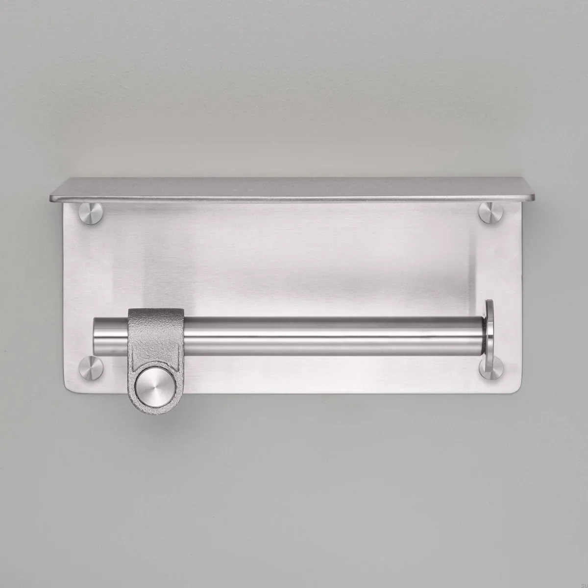 UTA-054319--Uchwyt-na-papier-toaletowy-Cast-Srebrny-z-półką-Buster-+-Punch-Skandynawskie-Uchwyty_4