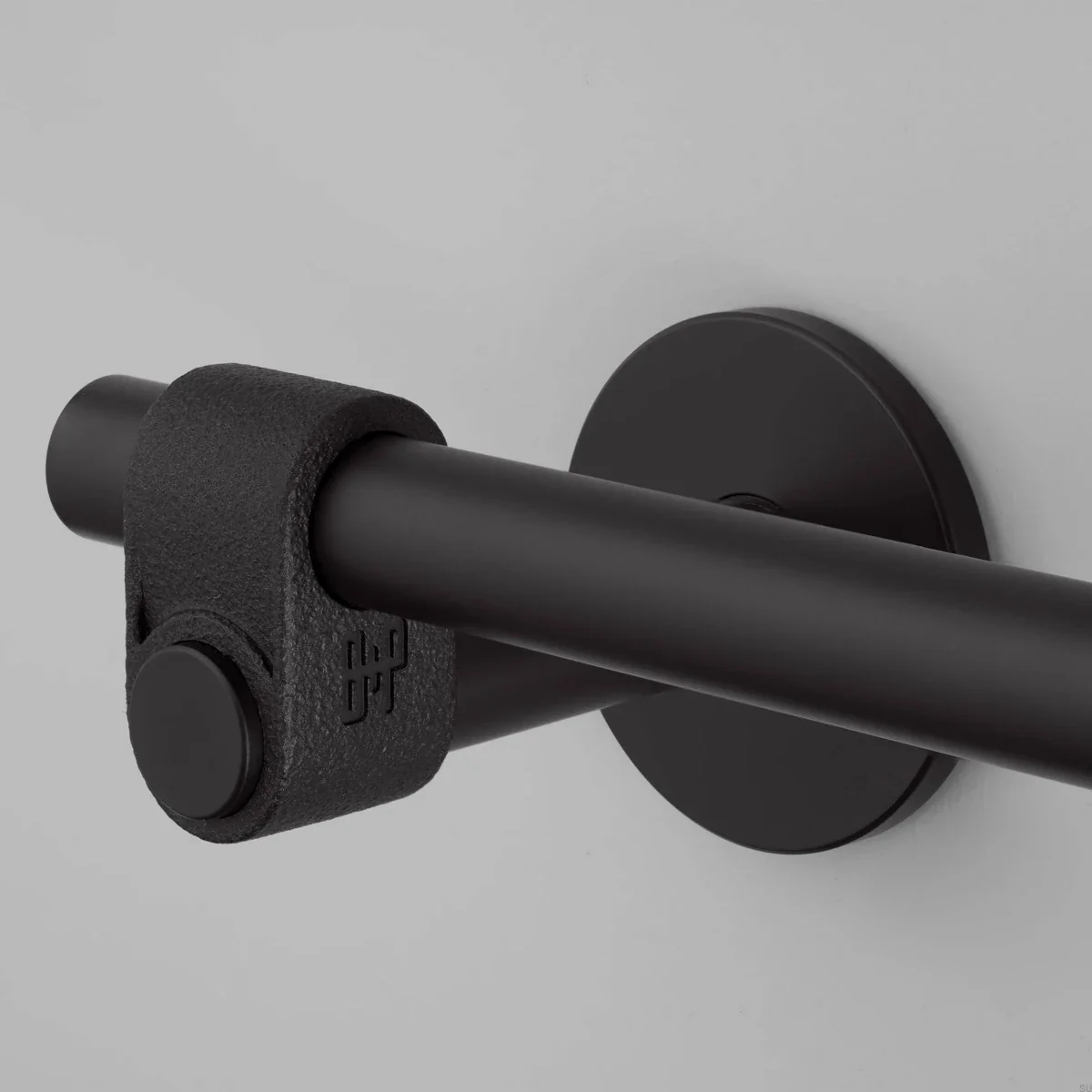 UTA-484318--Uchwyt-na-papier-toaletowy-Cast-Welder’s-Black-Buster-+-Punch-Skandynawskie-Uchwyty_4