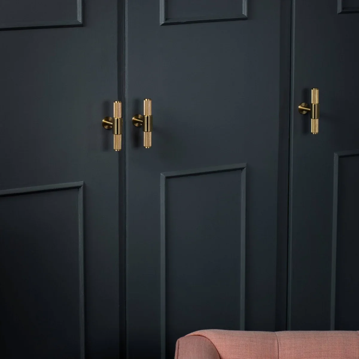 UTB-074567--Uchwyt-meblowy-T-Bar-Cross-Srebrny-Buster-+-Punch-Skandynawskie-Uchwyty_4