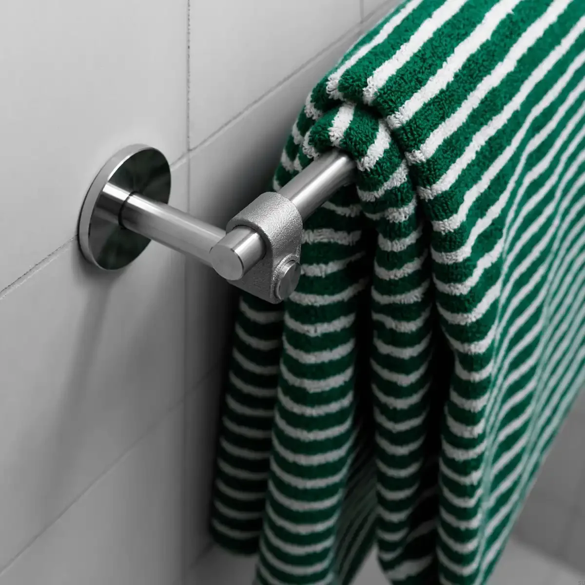 UTR-074272--Wieszak-na-ręczniki-Cast-Medium-Srebrny-Buster-+-Punch-Skandynawskie-Uchwyty_3