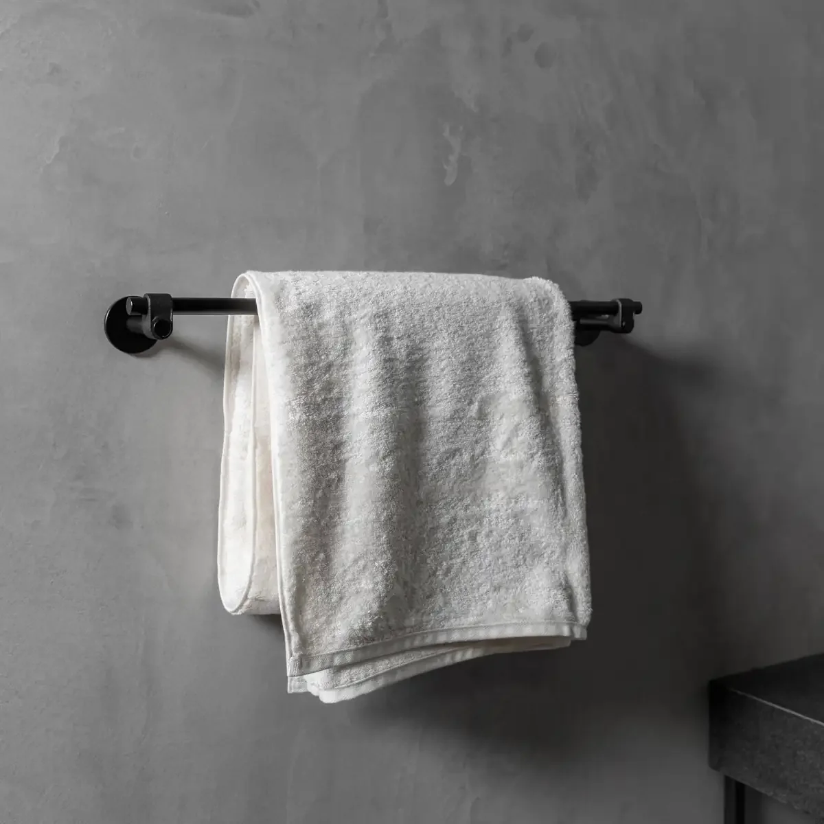 UTR-484270--Wieszak-na-ręczniki-Cast-Small-Welder’s-Black-Buster-+-Punch-Skandynawskie-Uchwyty_3