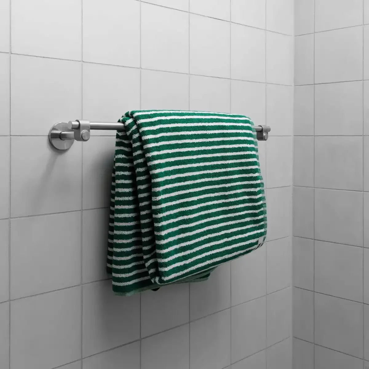 UTR-074269--Wieszak-na-ręczniki-Cast-Small-Srebrny-Buster-+-Punch-Skandynawskie-Uchwyty_4