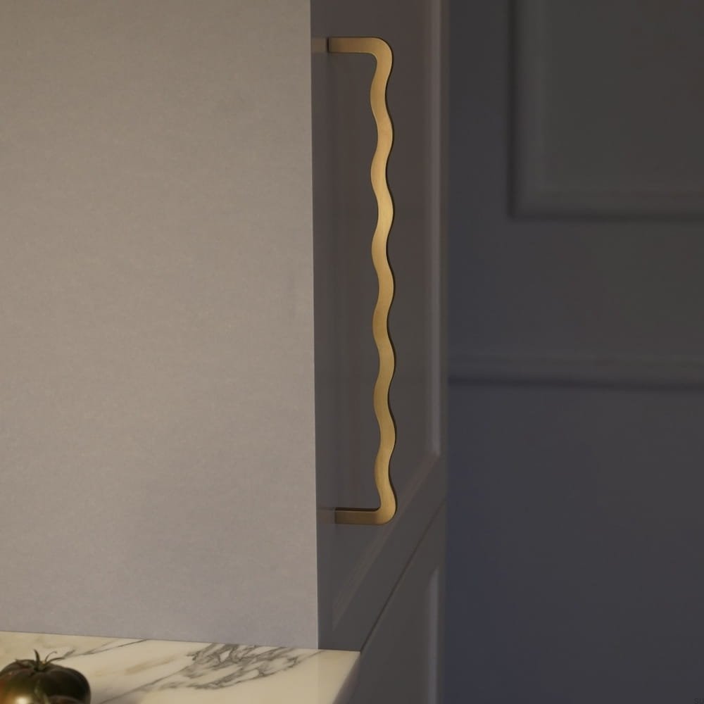 m_150_MSZ_L--Uchwyt-meblowy-podłużny-Fala-08-357-Mosiężny-Szczotkowany-Furnipart-Skandynawskie-Uchwyty_2