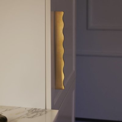 Elongated furniture handle, wavy, 13 348, brass, polished