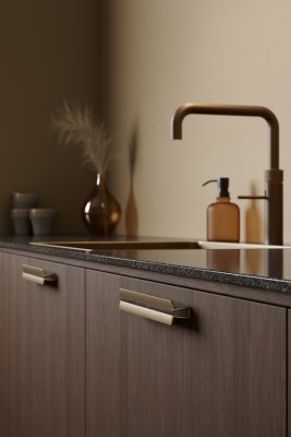 Papillon 160 elongated furniture handle, matt gold aluminum with oak wood