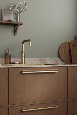 Papillon 320 elongated furniture handle, matt gold aluminum with oak wood