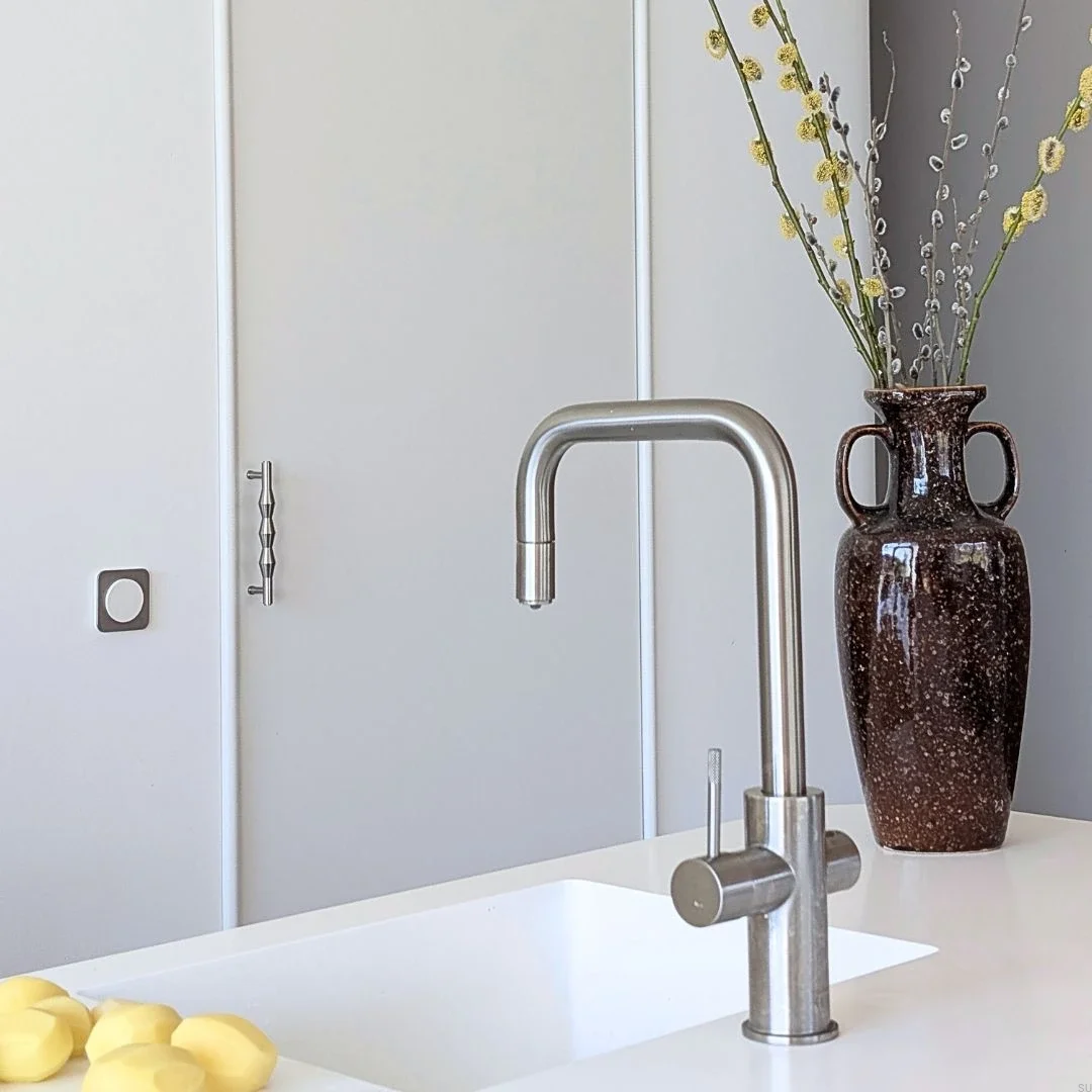 U.24.0.IN--Uchwyt-meblowy-podłużny-Vilde-160-Stalowy-Srebny-Szczotkowany-Open-and-Hide_Skandynawskie-Uchwyty_7